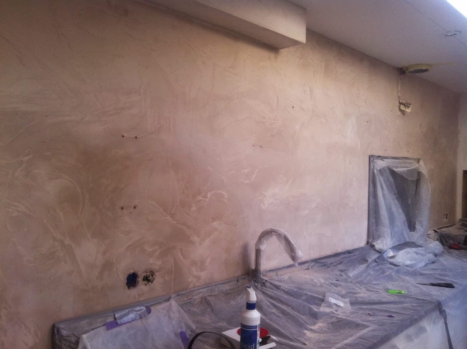 Betonlook wand in uitvoering