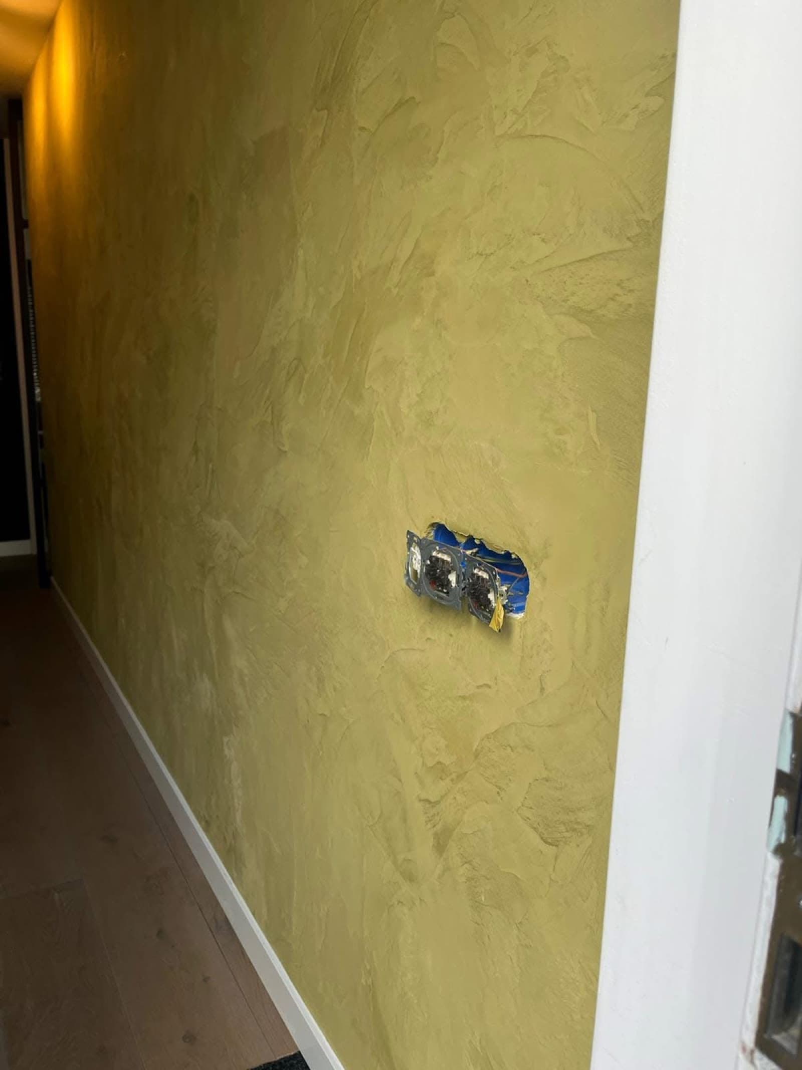 Goudkleurig betonlook in gang