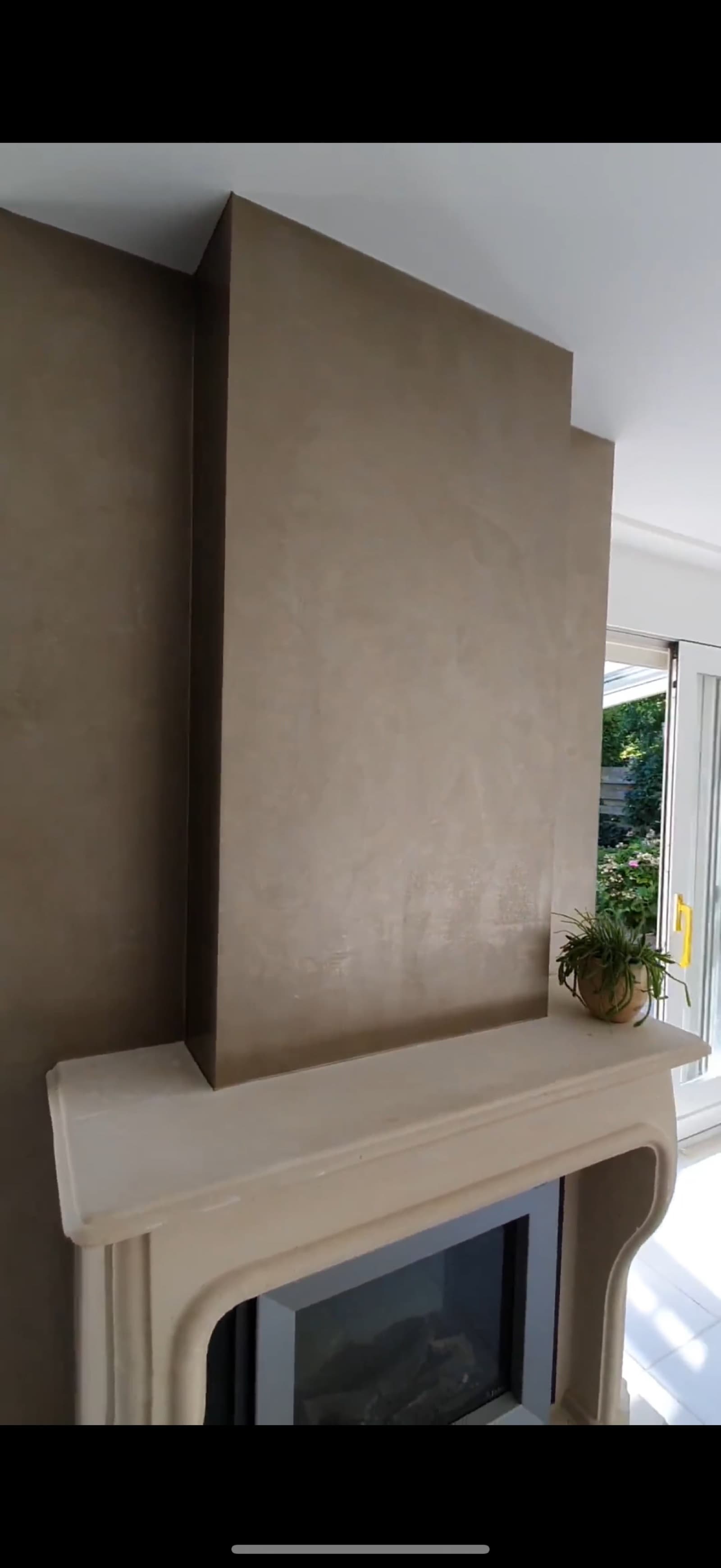 Betonlook schouw bij openhaard