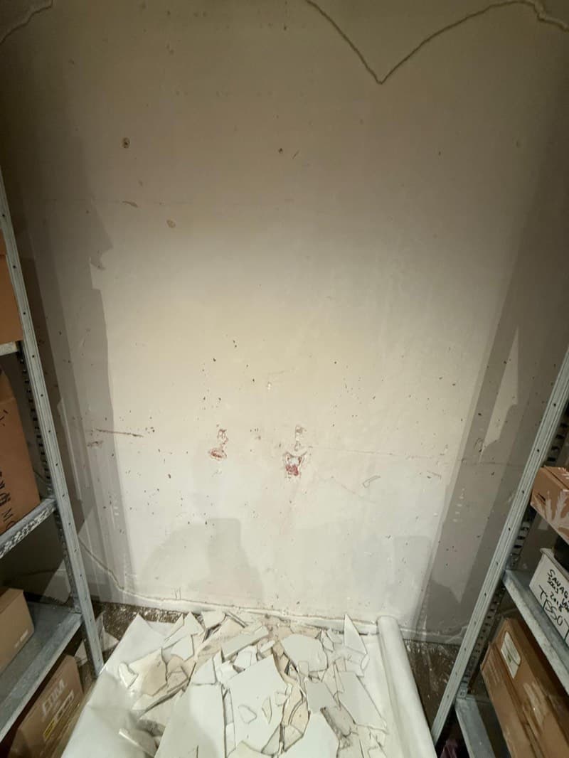 Vochtschade in een Amsterdams souterrain — stucwerk afgebladderd op de grond
