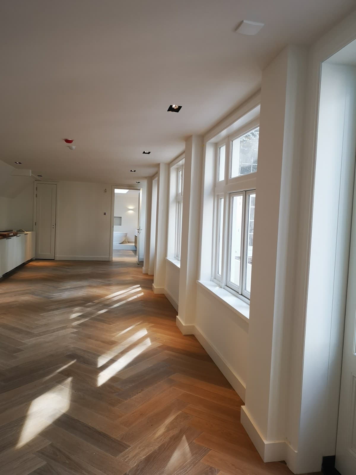 Stukadoor aan het dunpleisteren