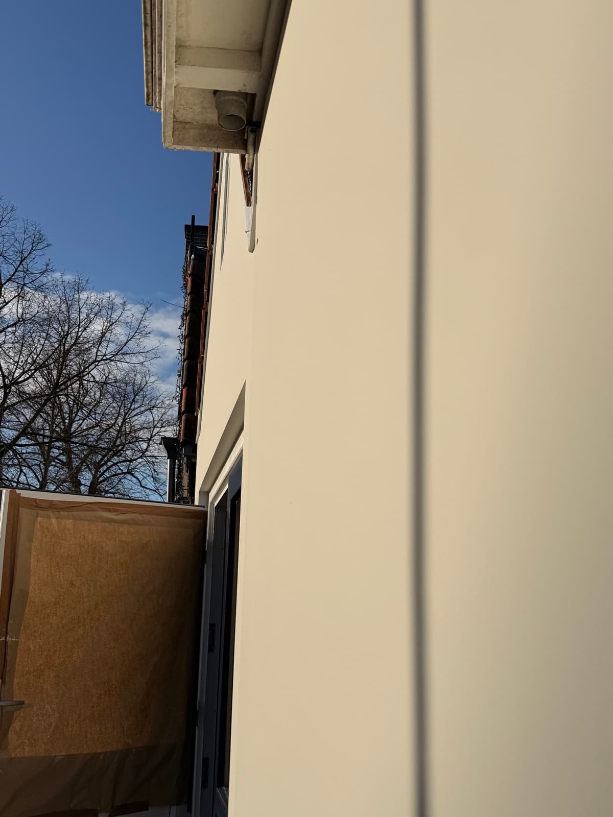 Breed overzicht glad gevelstucwerk in strijklicht