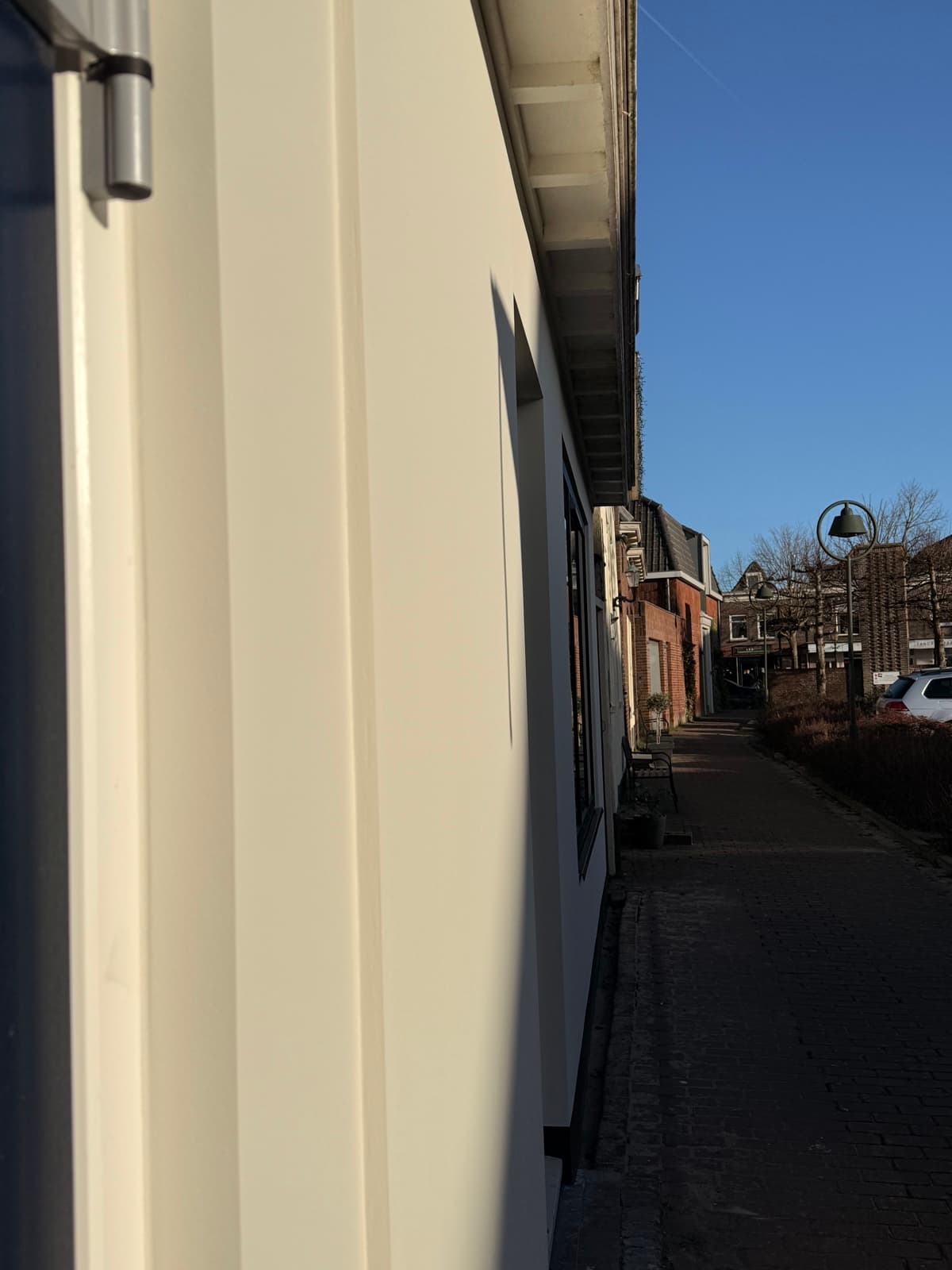 Glad gevelstucwerk overzicht hele gevel in zonlicht