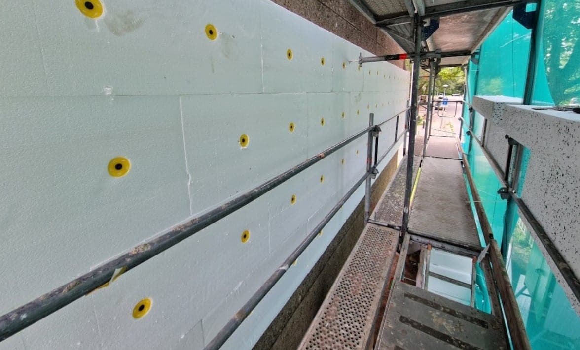 Scheuren in stucwerk repareren: oorzaken en soorten