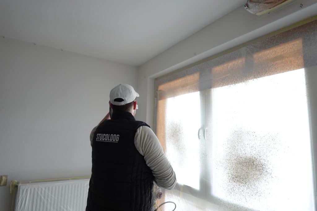 Waarom kiezen voor een gecertificeerde stukadoor bij schade aan muren of plafond?