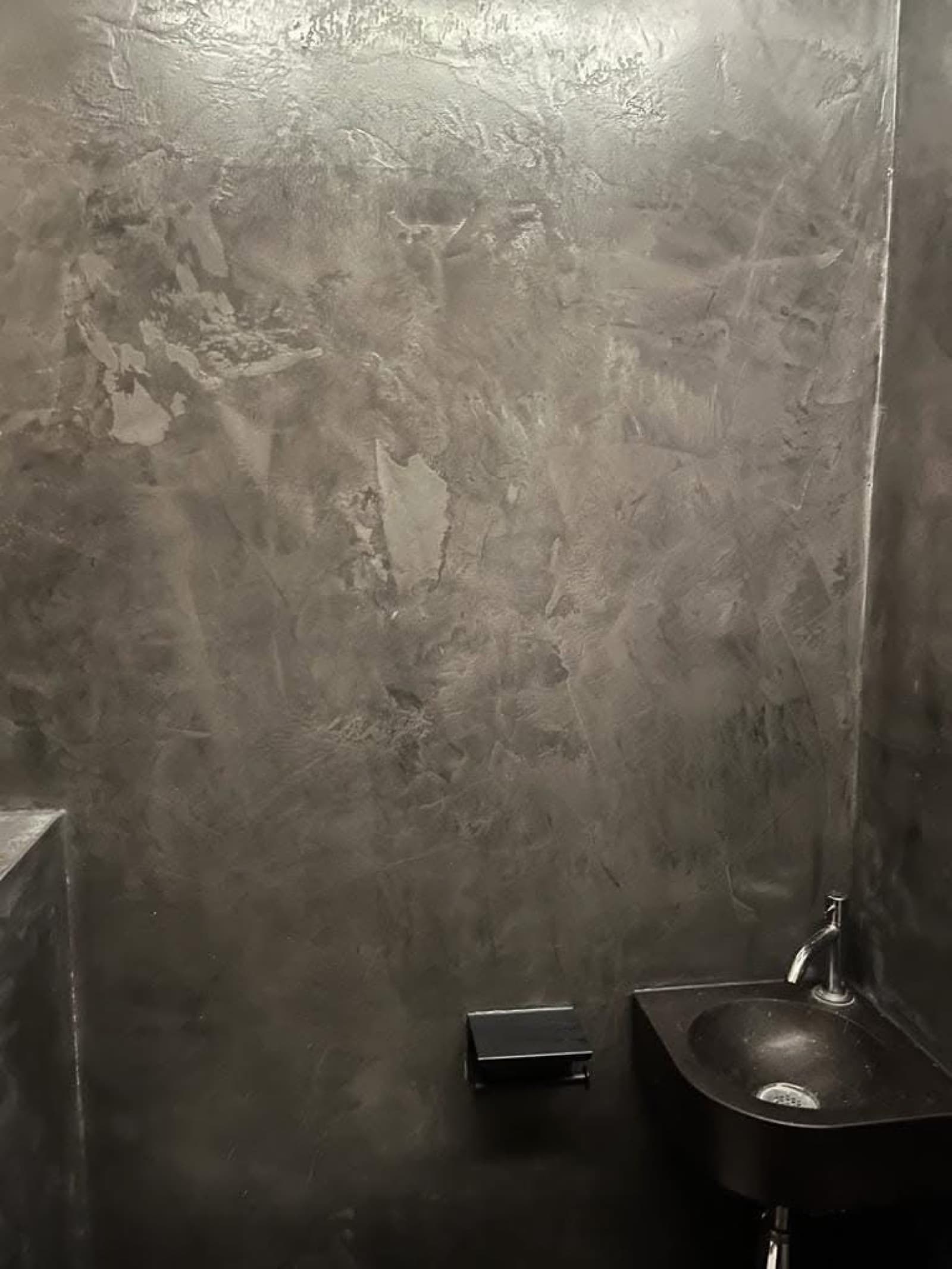 Betonlook stucwerk toilet met luxe textuur