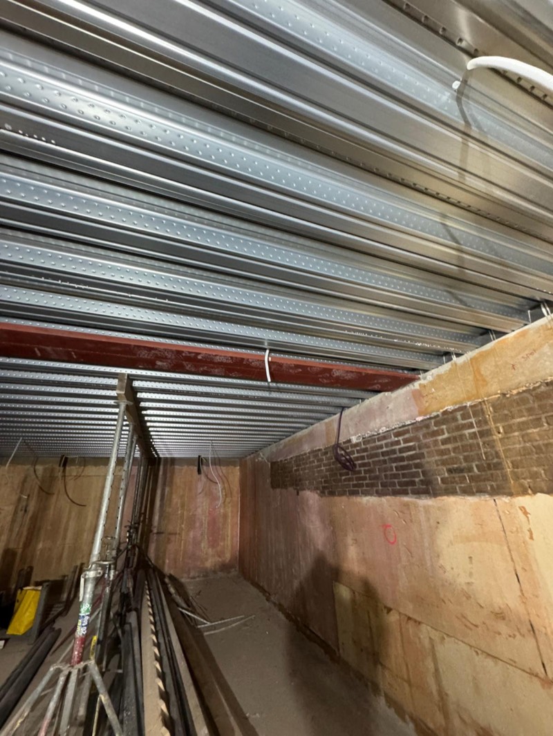 Ruw metselwerk in een souterrain van een grachtenpand vóór stucwerk — de technische voorbereiding