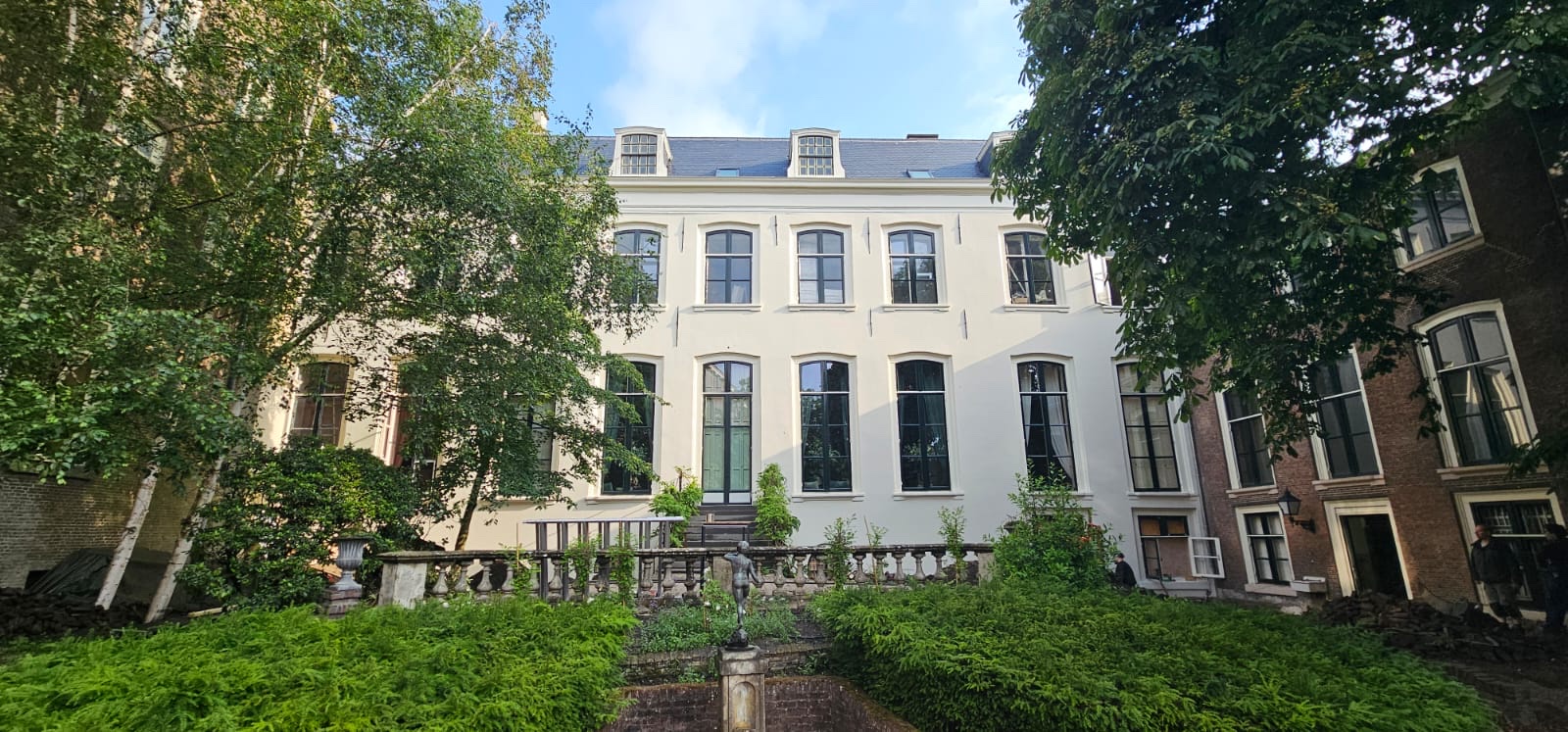 Glad gevelstucwerk Spaanse Hof door Stucologie