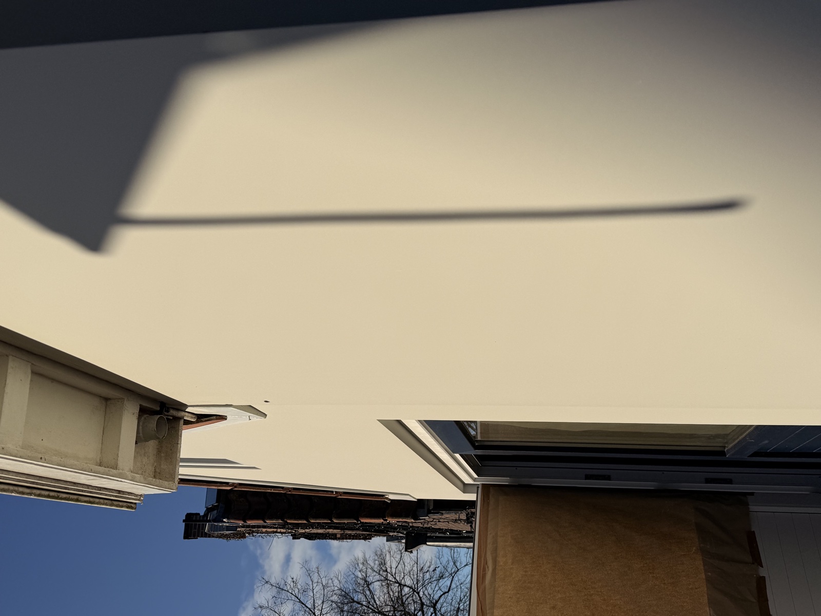 Glad gestucte buitengevel in strijklicht