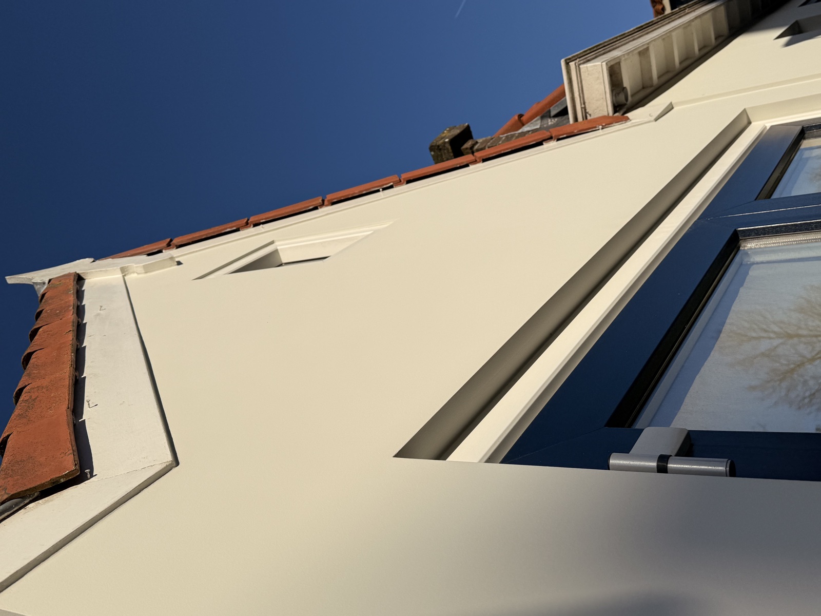 Glad gevelstucwerk resultaat in zonlicht