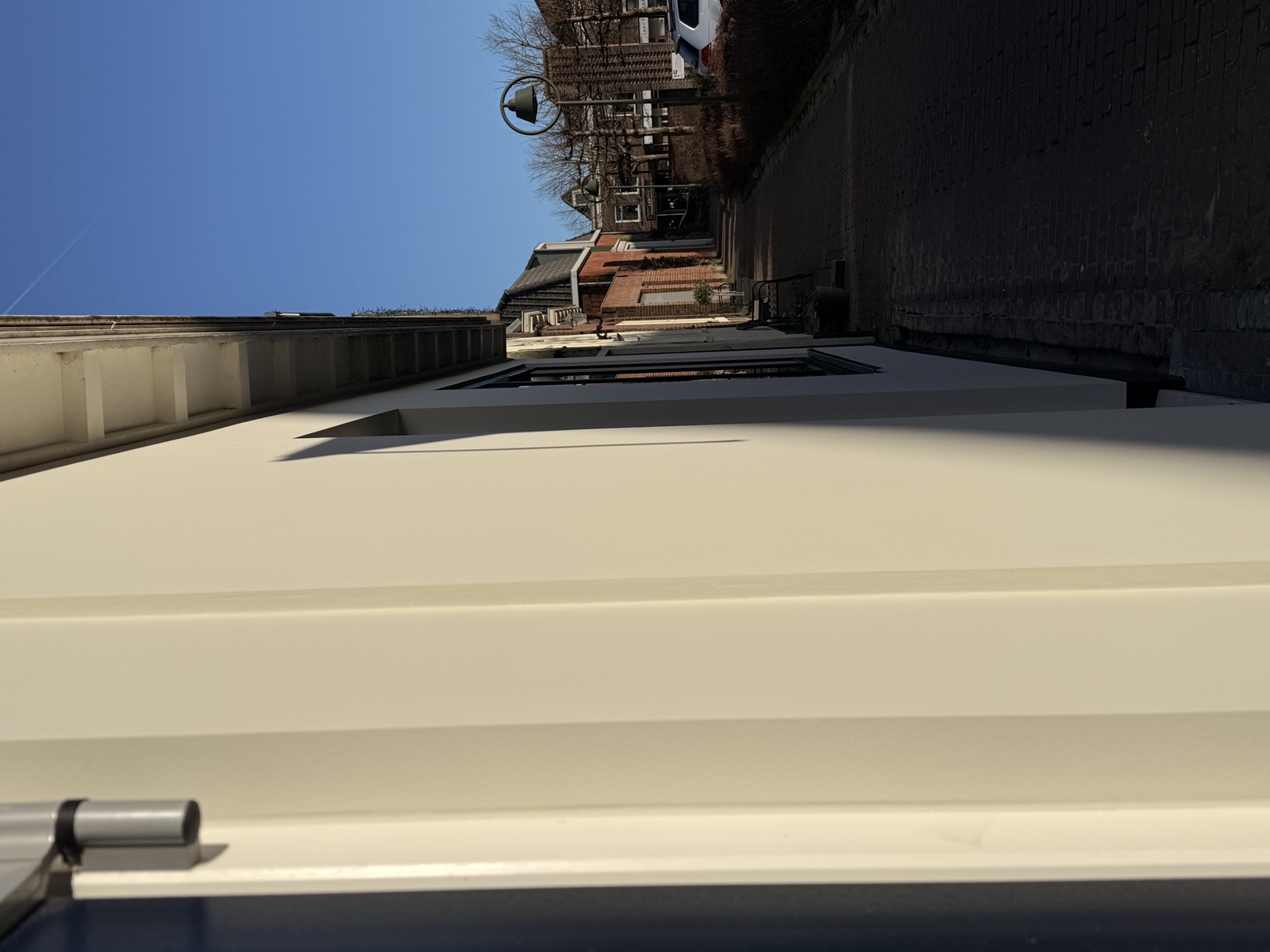 Glad buitenstucwerk — geen oneffenheden zichtbaar in strijklicht